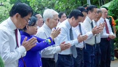 Chủ tịch nước Võ Văn Thưởng cùng vị nguyên Chủ tịch nước, lãnh đạo Đảng, Nhà nước thắp hương tưởng niệm các anh hùng liệt sĩ tại Nghĩa trang Hàng Dương (H.Côn Đảo, tỉnh Bà Rịa - Vũng Tàu) - Ảnh: VP/BGN