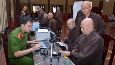 Hòa thượng Thích Lệ Trang, Trưởng ban Trị sự GHPGVN TP.HCM được cán bộ hướng dẫn và thực hiện đăng ký kích hoạt và sử dụng tài khoản định danh điện tử (VNeID).