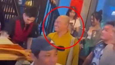 Tối 22-7, Công an Q.Gò Vấp đã kiểm tra hành chính một tụ điểm ăn uống hoạt động như mô hình quán bar và mời nhiều người về trụ sở làm việc, trong đó có trường hợp ông Nguyễn Minh Phúc trong trang phục như nhà sư - Ảnh chụp lại màn hình