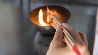 Trong nghi lễ truyền thống, hương là một trong sáu lễ phẩm căn bản của lục cúng - Ảnh minh họa