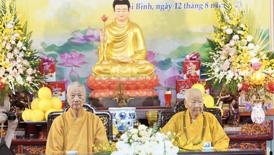 Đức Pháp chủ và Trưởng lão Hòa thượng Thích Thanh Dục tại chùa Thánh Long, trụ sở của Ban Trị sự GHPGVN tỉnh Thái Bình - Ảnh: Bảo Trinh/BGN