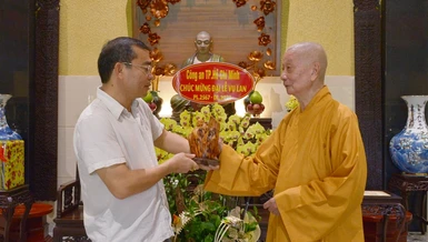 Đức Pháp chủ GHPGVN tặng quà lưu niệm nhân Đại lễ Vu lan đến Đại tá Lê Quang Đạo - Ảnh: Bảo Toàn/BGN