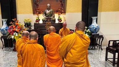 Đại diện hệ phái Khất sĩ khánh tuế Đức Pháp chủ GHPGVN