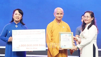 Thượng tọa Thích Thiện Quý đại diện Ban Trị sự GHPGVN TP.HCM tham dự và trao bảng tượng trưng 1 tỷ đồng đến Ban Tổ chức chương trình Quỹ “Vì biển đảo quê hương - Vì tuyến đầu của Tổ quốc” - Ảnh: Long Hồ