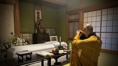 Thượng tọa Thích Tâm Thiện đảnh lễ kim quan tưởng niệm Hòa thượng Yoshimizu Daichi tại chùa Tịnh An - Ảnh: TH