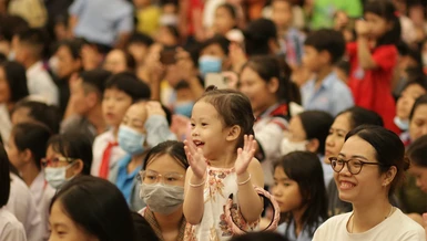 Hào hứng hòa vào các câu chuyện cổ tích được tái dựng trong Đêm hội Trăng rằm tại Việt Nam Quốc Tự