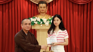 Thượng tọa Thích Tâm Hải, Tổng Biên tập Báo Giác Ngộ trao giải Nhất cuộc thi đến đại diện của tác giả Lê Thị Thu Thanh