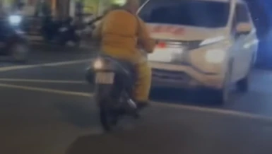 Hình trích từ clip “nhà sư tại Đắk Lắk” chạy xe lạng lách trên đường...