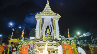 Chư tôn đức thực hiện nghi thức trà-tỳ kim quan Trưởng lão Hòa thượng Dương Nhơn tại chùa Cần Đước (Sóc Trăng)