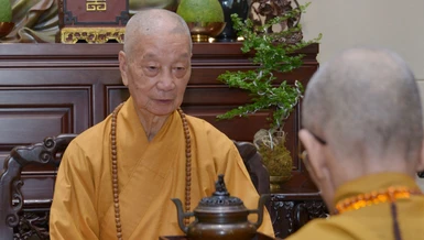 Hòa thượng Thích Huệ Trí bạch trình Đức Pháp chủ về việc tổ chức Đại giới đàn Minh Nguyệt tại tỉnh Bà Rịa - Vũng Tàu - Ảnh: BGN