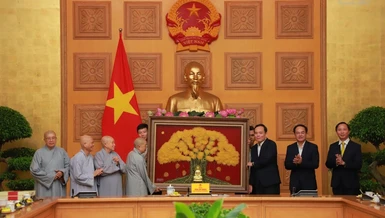 Chư Ni tặng quà lưu niệm đến Phó Thủ tướng Trần Lưu Quang, với sự tham dự của Thứ trưởng Bộ Nội vụ Vũ Chiến Thắng và Trưởng ban Tôn giáo Chính phủ Vũ Hoài Bắc tại Văn phòng Chính phủ