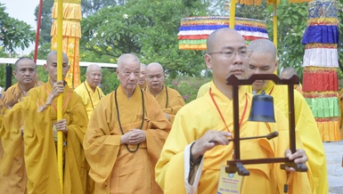Cung nghinh Đức Pháp chủ GHPGVN quang lâm Vạn Phật Quang Đại Tòng Lâm chứng minh Lễ khai mạc Đại giới đàn Minh Nguyệt do Ban Trị sự GHPGVN tỉnh Bà Rịa-Vũng Tàu tổ chức - Ảnh: Quảng Đạo/BGN