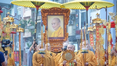 Cung rước di ảnh của Trưởng lão Hòa thượng Thích Bửu Huệ quang lâm Tuyển Phật trường - Việt Nam Quốc Tự (Q.10, TP.HCM)