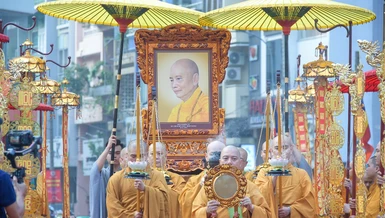 Cung rước di ảnh của Trưởng lão Hòa thượng Thích Bửu Huệ quang lâm Tuyển Phật trường - Việt Nam Quốc Tự (Q.10, TP.HCM)