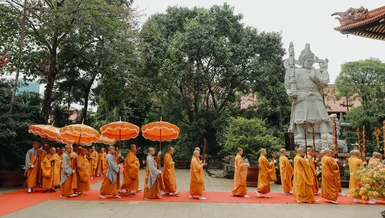 Cung thỉnh chư tôn đức giới sư Tăng quang lâm 