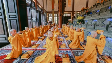 [Video] Truyền giới Tỳ-kheo tại Giới đài viện Huệ Nghiêm trong Đại giới đàn Bửu Huệ