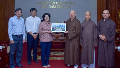 Bà Tô Thị Bích Châu, Bí thư Quận ủy Q.1 và phái đoàn trao phác thảo quy hoạch khu vực trước chợ Bến Thành đến Hòa thượng Thích Lệ Trang, Trưởng ban Trị sự GHPGVN TP.HCM - Ảnh: Quảng Đạo/BGN