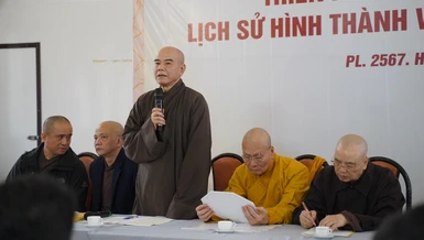 Thượng tọa Thích Nguyên Thành trả lời báo chí trong buổi họp báo của Ban Tổ chức chiều ngày 27-12-2023 tại Trung tâm Văn hóa Phật giáo Liễu Quán - Ảnh: BTC