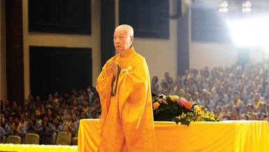 Đại lão Hòa thượng Thích Trí Quảng quang lâm, sách tấn Phật tử tại khóa tu của Đạo tràng Pháp Hoa miền Bắc do Ban Hoằng pháp T.Ư tổ chức tại chùa Bái Đính (Ninh Bình) - Ảnh: Bảo Trinh