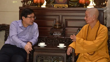 Đức Pháp chủ GHPGVN với Phó Chủ tịch Ủy ban T.Ư MTTQVN Nguyễn Hữu Dũng - Ảnh: Nguyên Tài/BGN