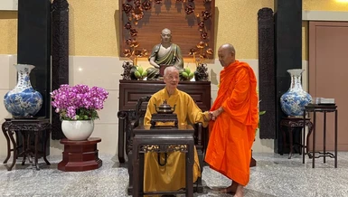 Đức Pháp chủ GHPGVN với Hòa thượng Đào Như, Phó Chủ tịch Hội đồng Trị sự, Trưởng ban Trị sự Phật giáo TP.Cần Thơ, Viện trưởng Học viện Phật giáo Nam tông Khmer tại Cần Thơ, sáng 1-2-2024