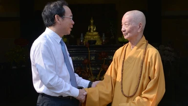 Đức Pháp chủ GHPGVN và Bí thư Thành ủy TP.HCM Nguyễn Văn Nên tại chùa Huê Nghiêm (TP.Thủ Đức) - Ảnh: Bảo Toàn/BGN