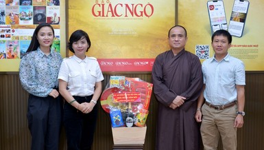 Bà Nguyễn Lê Hà và các cán bộ Cục An ninh nội địa - Bộ Công an thăm, chúc Tết Báo Giác Ngộ - Ảnh: Bảo Toàn