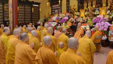 Đức Pháp chủ GHPGVN ôn lại hành trạng của Đại lão Hòa thượng Thích Thiện Hòa, khích lệ Tăng Ni noi gương sống, tu tập và phụng sự của ngài - Ảnh: Bảo Toàn/BGN