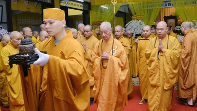 Đức Pháp chủ GHPGVN quang lâm tưởng niệm và tiễn đưa Trưởng lão Hòa thượng Thích Hiển Tu tân viên tịch rời chùa Phật Học Xá Lợi về nhập tháp tại tổ đình Bửu Sơn ở quê nhà Bến Tre.