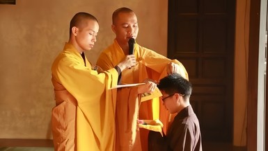 Nghi thức xuống tóc xuất gia - Ảnh mang tính minh họa