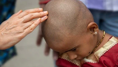 Tôi không ngờ mình có may mắn được dự khán một tục lệ của một dòng họ cổ xưa và nổi tiếng nhất thế giới. Cổ xưa vì họ Shakya chỉ tính từ Đức Phật Thích Ca cũng đã được trên hai mươi lăm thế kỷ...