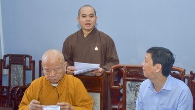 Đại đức Thích Bửu Lợi, trụ trì chùa Linh Sơn trình bày ý kiến của mình tại buổi làm việc với đoàn kiểm tra vào sáng 26-3