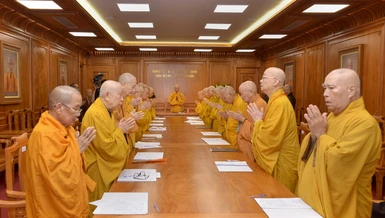 Chư tôn giáo phẩm niệm Phật cầu gia hộ trước khi tiến hành phiên họp