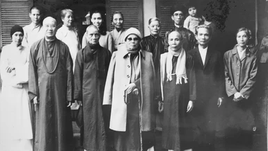 Hòa thượng Thích Trí Thủ (1909-1984) cùng với quý Hòa thượng Mật Hiển, Hòa thượng Thiện Siêu, Hòa thượng Thanh Trí và chư Ni, các Phật tử - Ảnh tư liệu của Báo Giác Ngộ