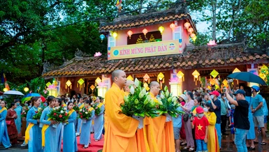 Lễ rước Phật tại Huế đã trở thành truyền thống và luôn thu hút đông đảo Tăng Ni, Phật tử tham dự trong tâm niệm kính mừng Phật đản