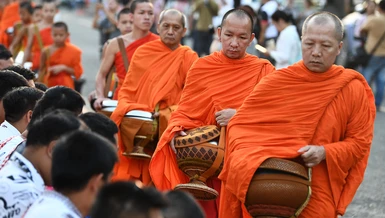 Chư Tăng Lào khất thực theo truyền thống ở Luang Prabang