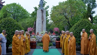 Lễ Tắm Phật tổ chức tại tôn tượng Đức Phật sơ sanh trong khuôn viên chùa Huê Nghiêm