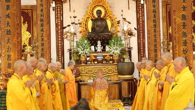 Chư tôn đức cử hành nghi lễ tại chánh điện chùa Từ Đàm