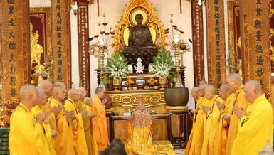 Chư tôn đức cử hành nghi lễ tại chánh điện chùa Từ Đàm