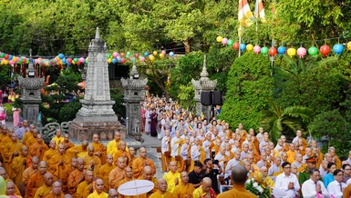 Chư Tăng Ni, quan khách và Phật tử tham dự tại lễ đài ngoài trời thiết trí ở chùa Long Sơn (TP.Nha Trang) - KHO
