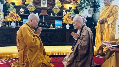 Nhị vị Hòa thượng Thích Quảng Thiện và Thích Minh Thông tác pháp đối thú an cư