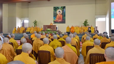 Hòa thượng Viện trưởng khai pháp mở đầu cho khóa huân tu - Ảnh: Bảo Toàn/BGN