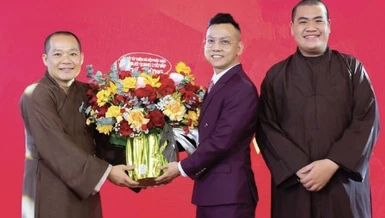 Quý Thầy chùa Kỳ Quang II tặng hoa chúc mừng 14 năm hoạt động của dự án "Đôi tay người mù - Ảnh: L.Đ.L