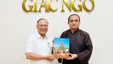 Nhà nhiếp ảnh Võ Văn Tường tặng tác phẩm thứ 40 của mình đến Thượng tọa Thích Tâm Hải, Tổng Biên tập Báo Giác Ngộ, đầu tháng 6-2024 - Ảnh: VVT