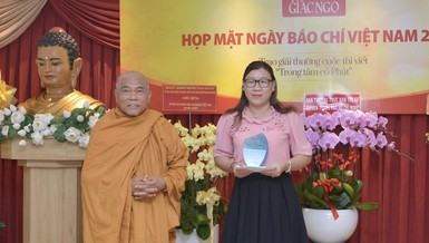 Hòa thượng Thích Giác Toàn trao kỷ niệm chương và phần thưởng cho tác giả Bùi Thị Kim Loan, giải nhất cuộc thi viết "Trong tâm có Phật" với tác phẩm "Những đóa tâm sen"