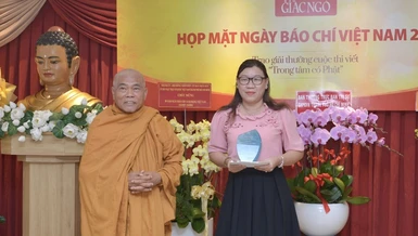 Hòa thượng Thích Giác Toàn trao kỷ niệm chương và phần thưởng cho tác giả Bùi Thị Kim Loan, giải nhất cuộc thi viết "Trong tâm có Phật" với tác phẩm "Những đóa tâm sen"