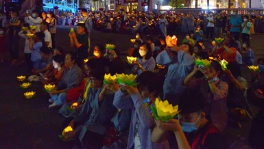 Đồng bào tham dự Lễ phóng liên đăng trong Pháp hội Vu lan tại Việt Nam Quốc Tự - Ảnh: Bảo Toàn