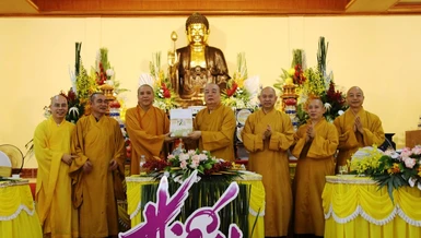 Trưởng lão Hòa thượng Thích Thanh Nhiễu trao quà đến Ban Thường trực Ban Trị sự GHPGVN tỉnh Bắc Ninh