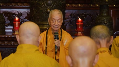 Chư tôn đức Ban Trị sự GHPGVN TP.HCM, Ban Trị sự các quận, huyện và TP.Thủ Đức đảnh lễ khánh tuế Đức Pháp chủ GHPGVN cùng chư vị Trưởng lão Hội đồng Chứng minh - Ảnh: Bảo Toàn