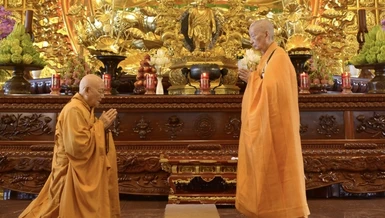 Đại lão Hòa thượng Thích Trí Quảng và Trưởng lão Hòa thượng Thích Minh Thông tác pháp Tự tứ - Ảnh: Bảo Toàn/BGN